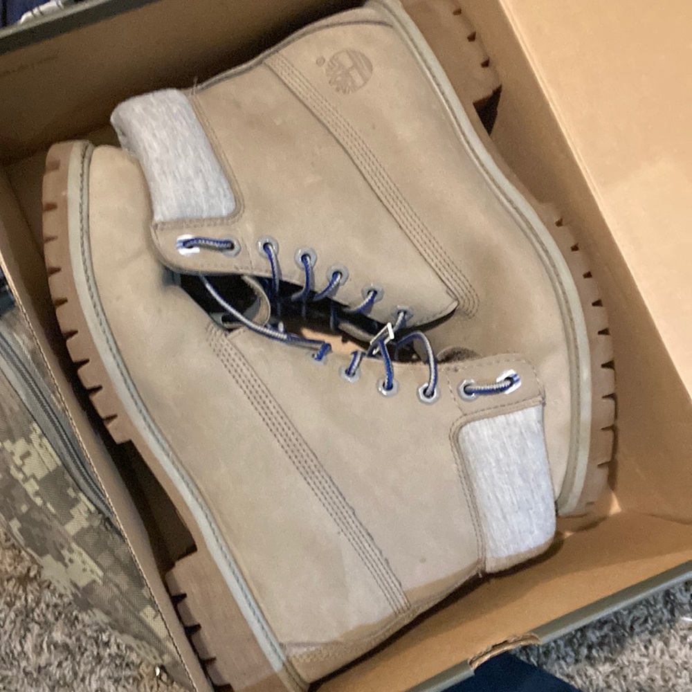 Timberland 6in suede boot, grey, couple spots to treat; 10m, too big for me